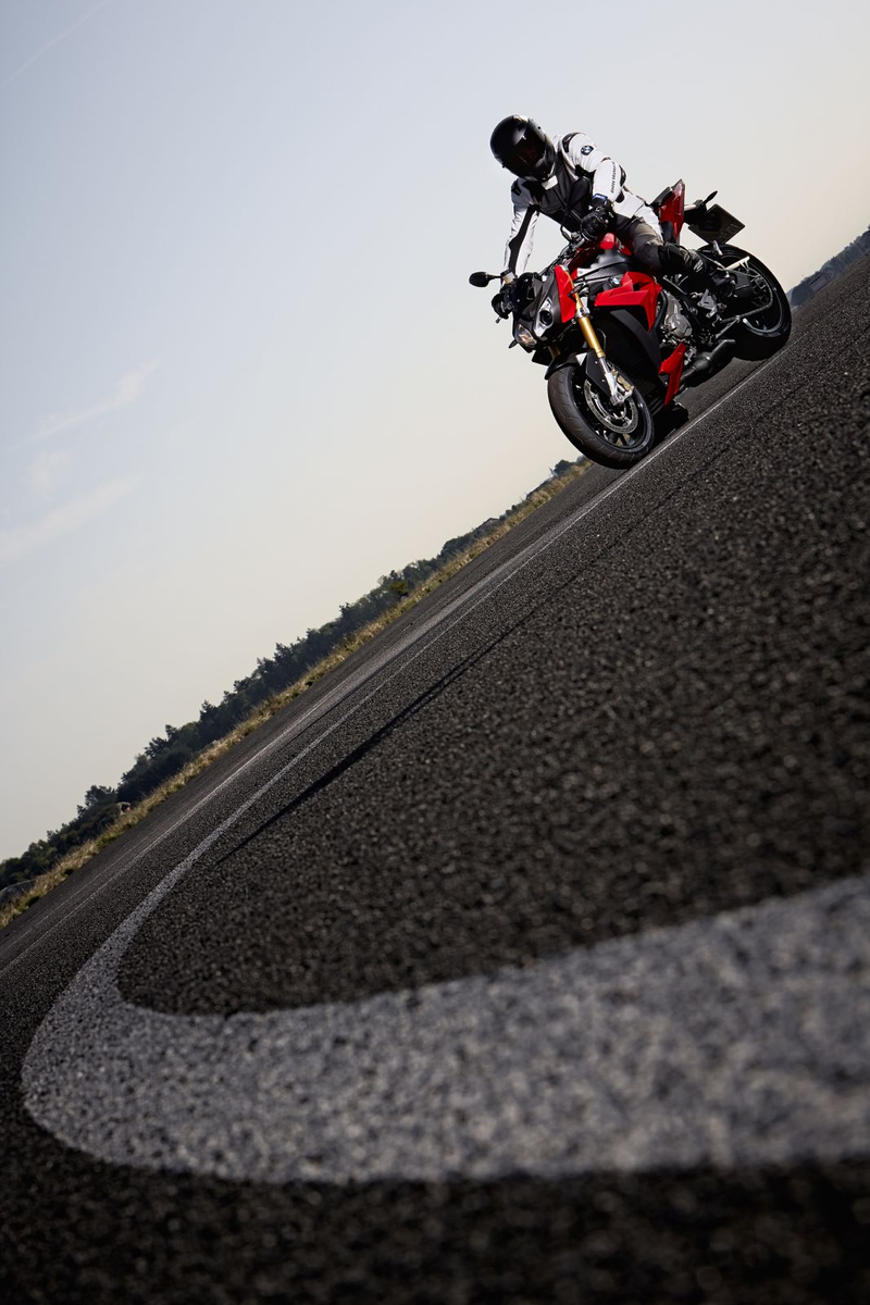 Illustration for article titled The BMW S 1000 R – New High-Performance Roadster Based On The S 1000 RR